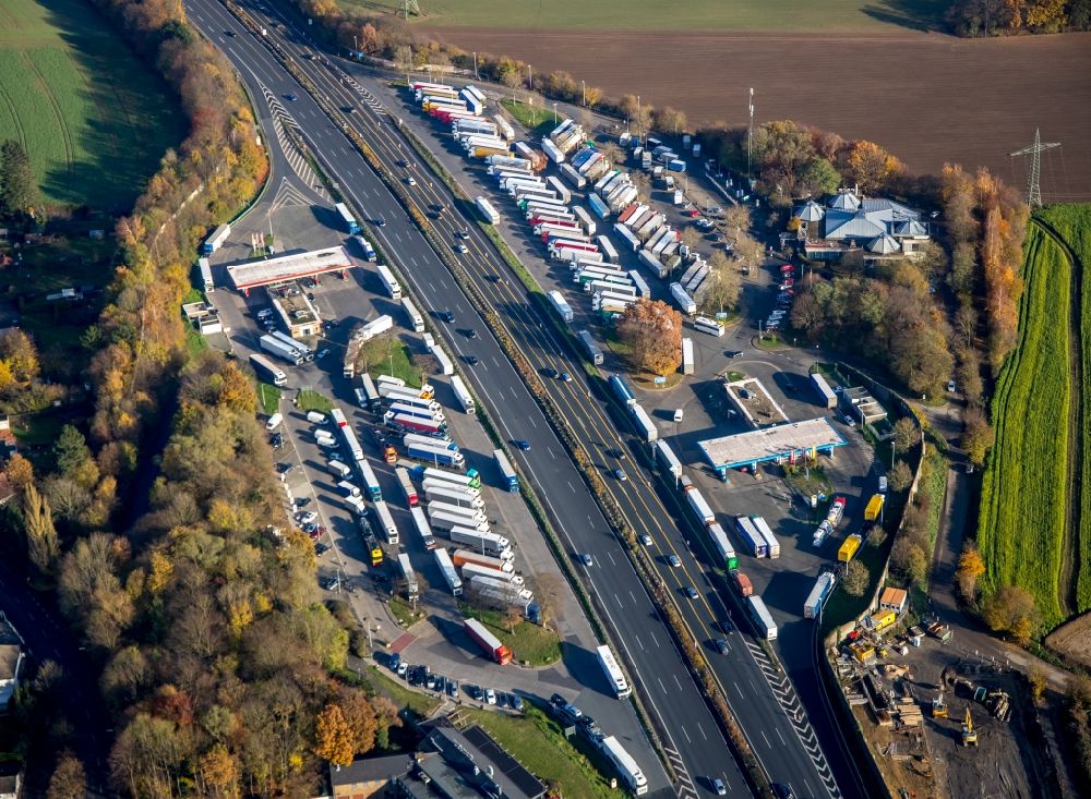 Dortmund from the bird's eye view: Lorries - parking spaces at the highway rest stop and parking of the BAB A 1 Lichtendorf in the district Aplerbeck in Dortmund in the state North Rhine-Westphalia, Germany