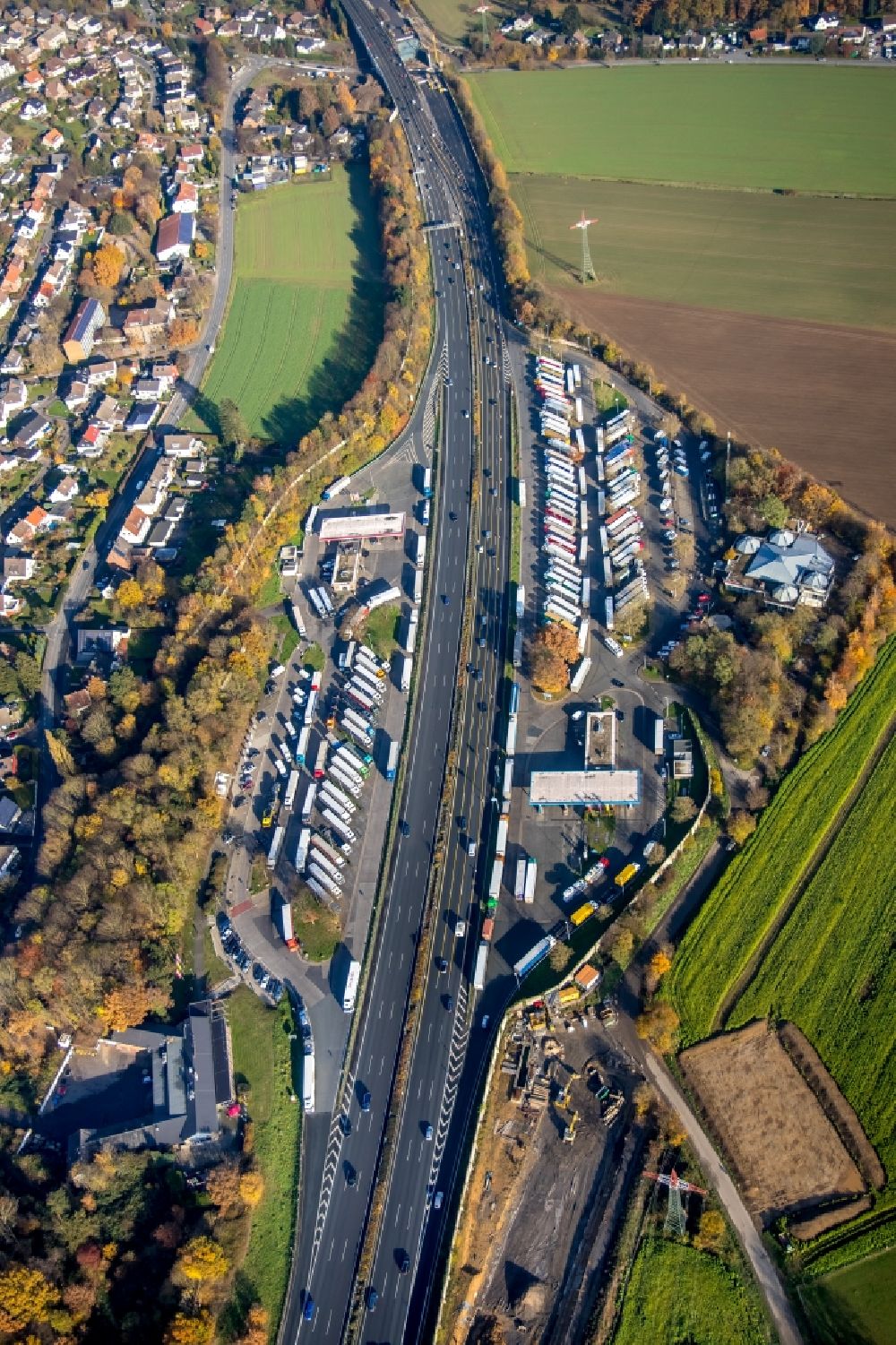 Aerial photograph Dortmund - Lorries - parking spaces at the highway rest stop and parking of the BAB A 1 Lichtendorf in the district Aplerbeck in Dortmund in the state North Rhine-Westphalia, Germany