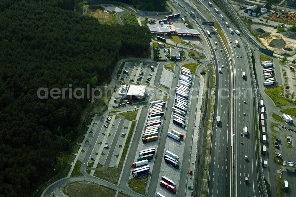 Aerial photograph Michendorf - Lorries - parking spaces at the highway rest stop and parking of the BAB A 10 in Michendorf in the state Brandenburg, Germany