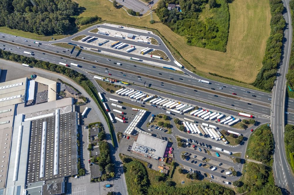 Bottrop from the bird's eye view: Lorries - parking spaces at the highway rest stop and parking of the BAB A 2 in the district Fuhlenbrock in Bottrop in the state North Rhine-Westphalia, Germany