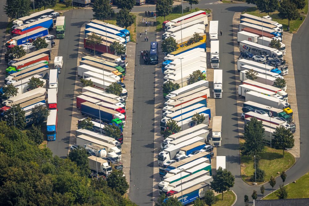 Aerial photograph Hamm - lorries - parking spaces at the highway rest stop and parking of the BAB A2 Hamm-Rhynern Nord in Hamm in the state North Rhine-Westphalia