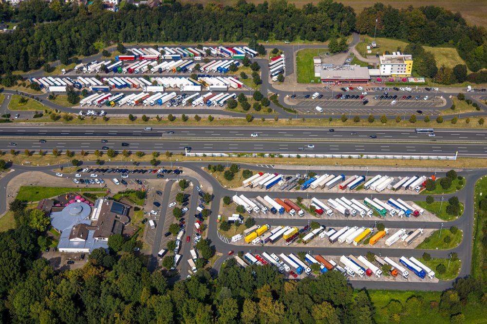 Aerial photograph Hamm - lorries - parking spaces at the highway rest stop and parking of the BAB A2 Hamm-Rhynern Nord in Hamm in the state North Rhine-Westphalia