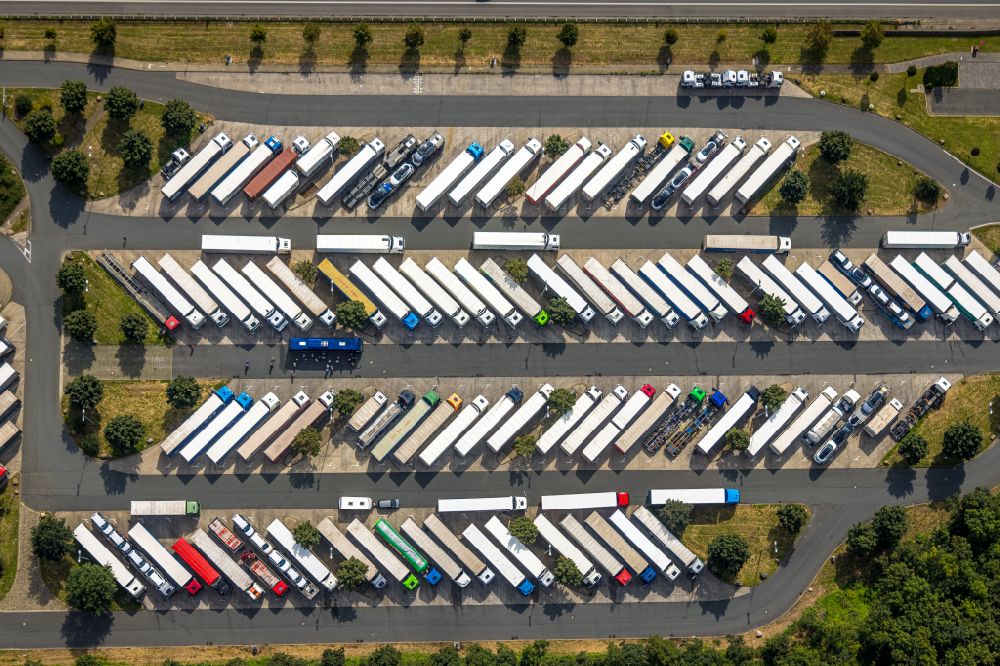 Hamm from above - lorries - parking spaces at the highway rest stop and parking of the BAB A2 Hamm-Rhynern Nord in Hamm in the state North Rhine-Westphalia