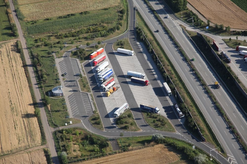 Worms from the bird's eye view: Lorries - parking spaces at the highway rest stop and parking Place Kurzgewann of the BAB A 61 in Worms in the state Rhineland-Palatinate, Germany