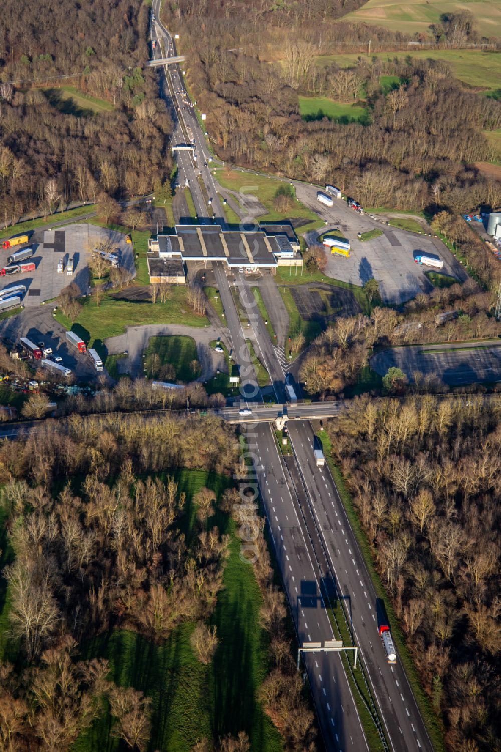 Aerial image Scheibenhard - Truck parking areas on former customs Lauterbourg now state-police department Bienwald at the German-French Borderline Scheibenhardt A35/B9 in Scheibenhard in Grand Est, France