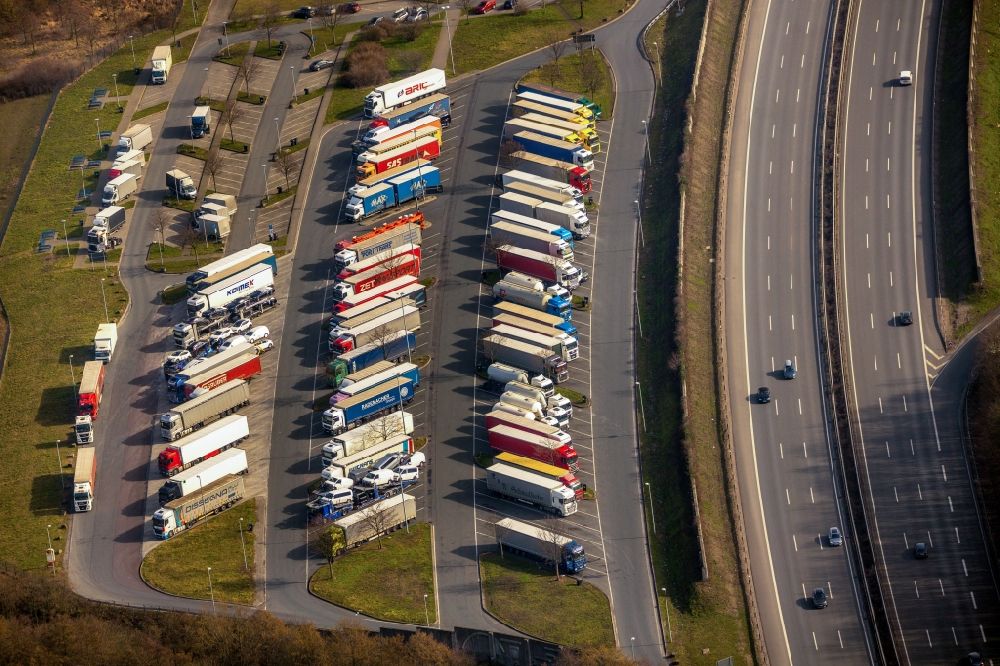 Gelsenkirchen from above - Lorries and Truck storage areas and free-standing storage BAB A2 Rasthof Resser Mark on Brauckstrasse in the district Gelsenkirchen-Ost in Gelsenkirchen in the state North Rhine-Westphalia, Germany