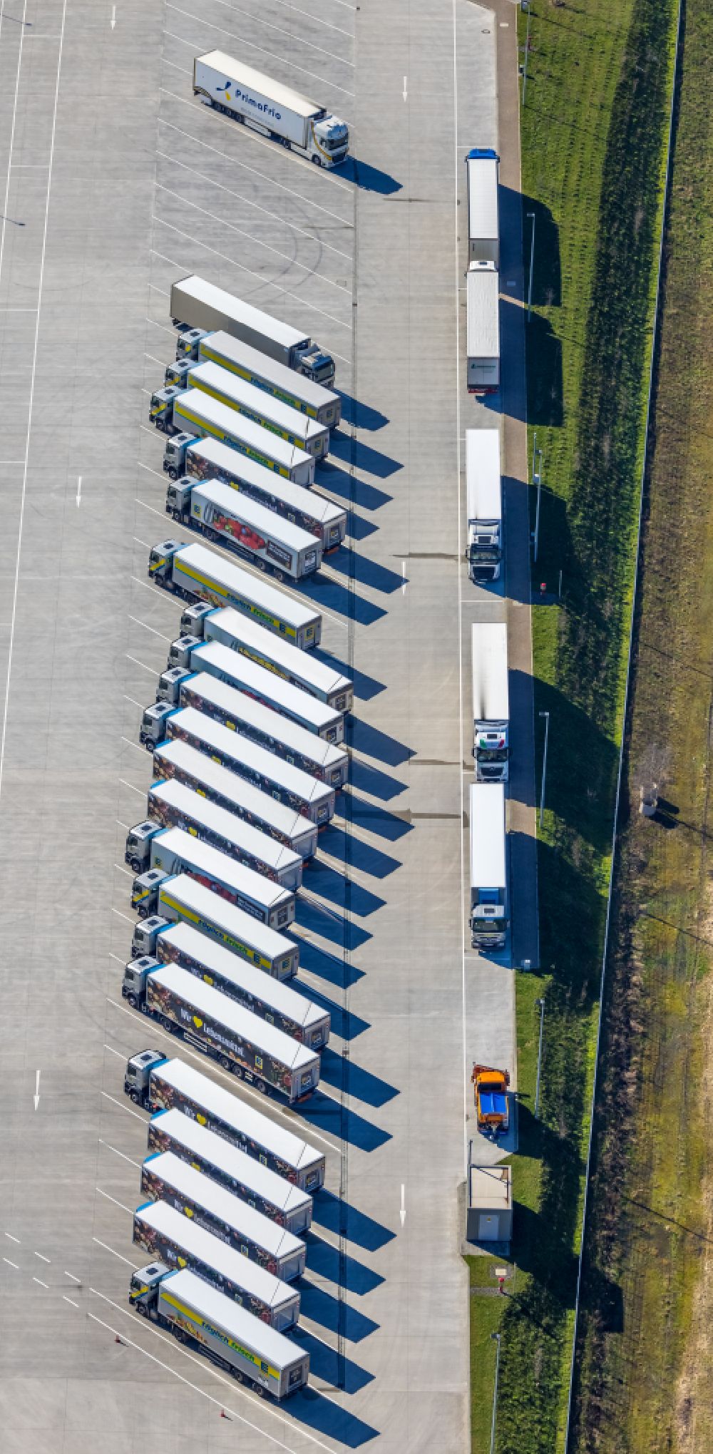 Weierheide from the bird's eye view: Lorries and Truck storage areas and free-standing storage Edeka- LKW in Weierheide at Ruhrgebiet in the state North Rhine-Westphalia, Germany