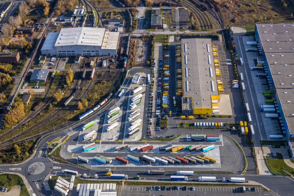 Aerial photograph Dortmund - lorries and Truck storage areas and free-standing storage on grounds of logistic center Amazon in the district Westfalenhuette in Dortmund in the state North Rhine-Westphalia, Germany