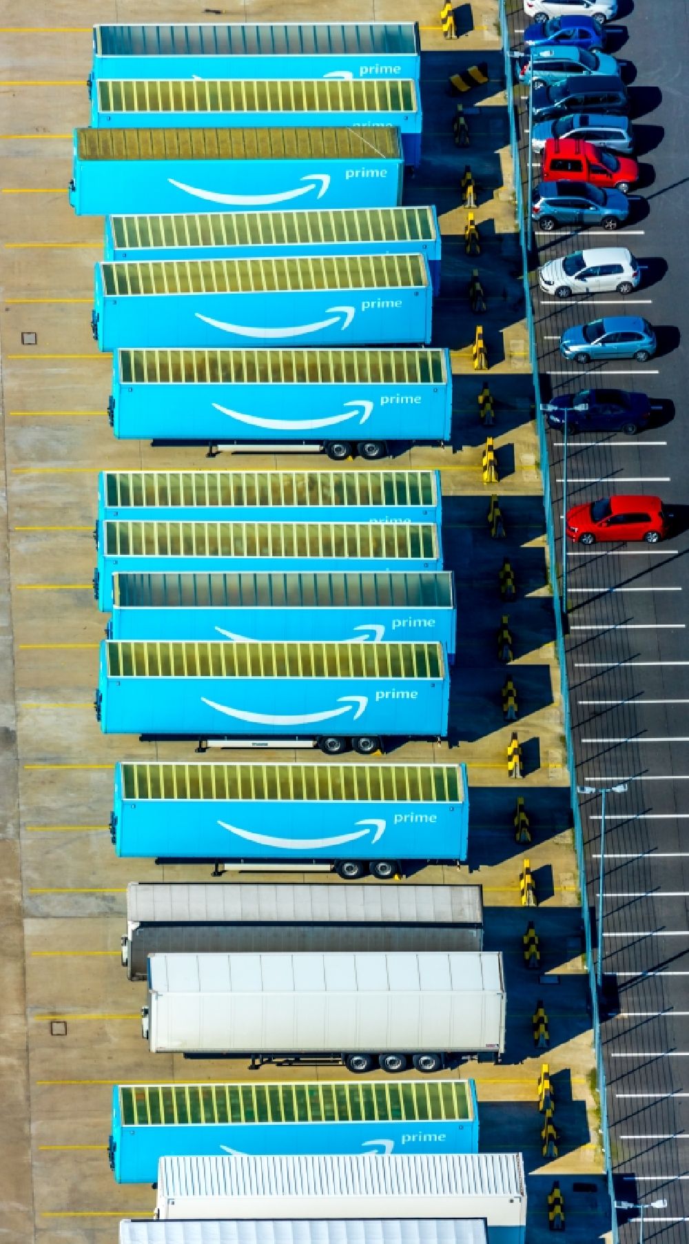Dortmund from the bird's eye view: Lorries and Truck storage areas and free-standing storage of the logistic center of the online sales company Amazon DTM2 in Dortmund in the state North Rhine-Westphalia, Germany
