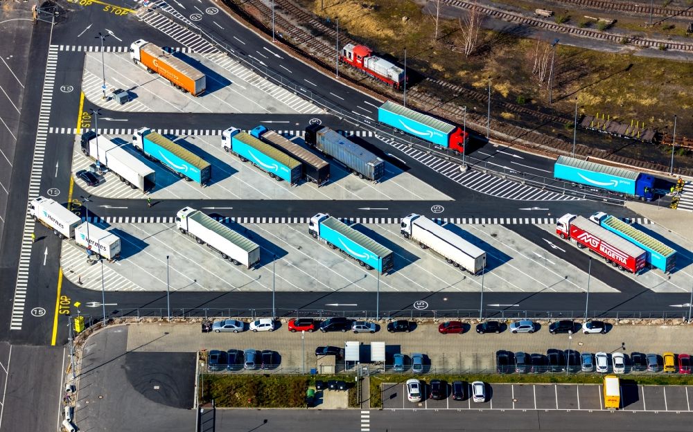 Aerial photograph Dortmund - Lorries and Truck storage areas and free-standing storage of the logistic center of the online sales company Amazon DTM2 in Dortmund in the state North Rhine-Westphalia, Germany