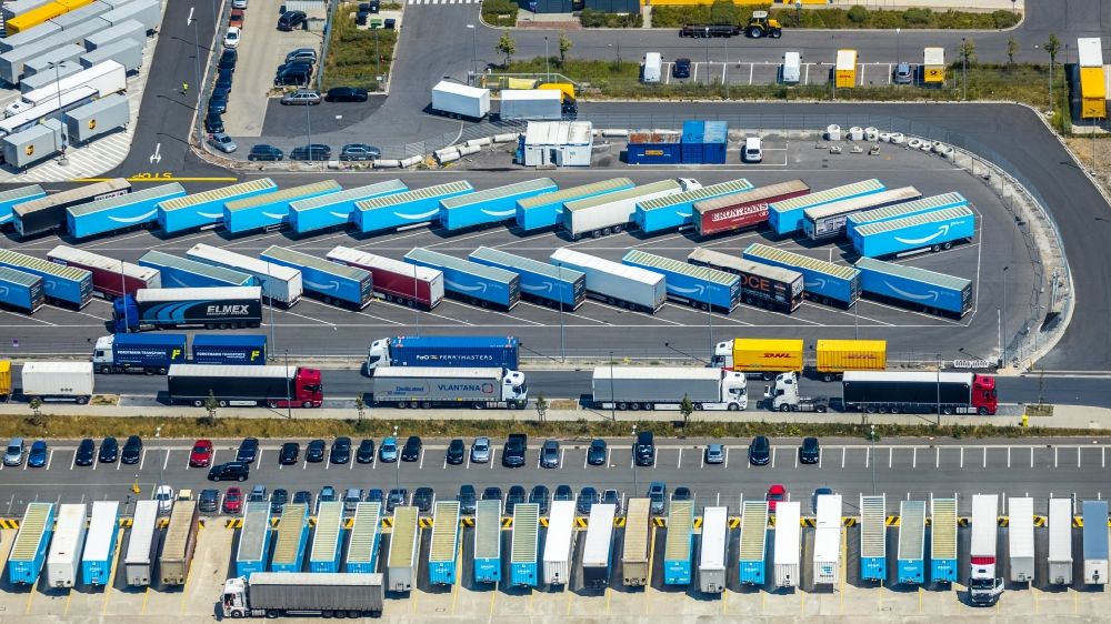 Aerial photograph Dortmund - Lorries and Truck storage areas and free-standing storage on grounds of logistic center Amazon in the district Westfalenhuette in Dortmund in the state North Rhine-Westphalia, Germany