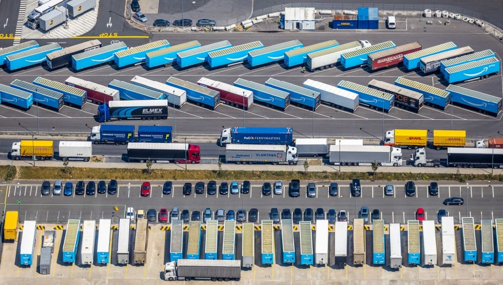 Aerial photograph Dortmund - Lorries and Truck storage areas and free-standing storage on grounds of logistic center Amazon in the district Westfalenhuette in Dortmund in the state North Rhine-Westphalia, Germany