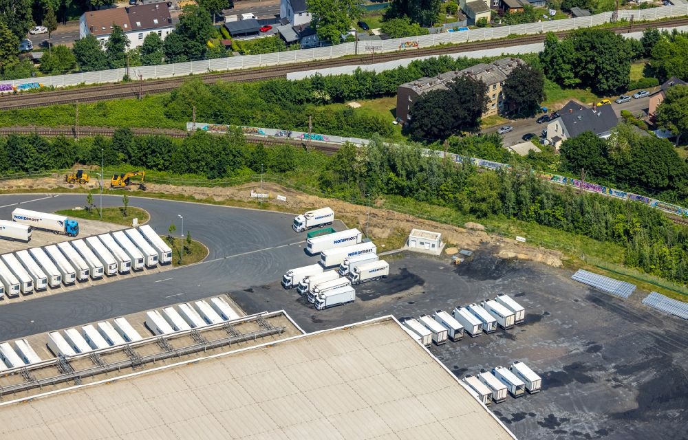 Herne from the bird's eye view: Lorries and Truck storage areas and free-standing storage NORDFROST GmbH on street Am Malakowturm in Herne at Ruhrgebiet in the state North Rhine-Westphalia, Germany