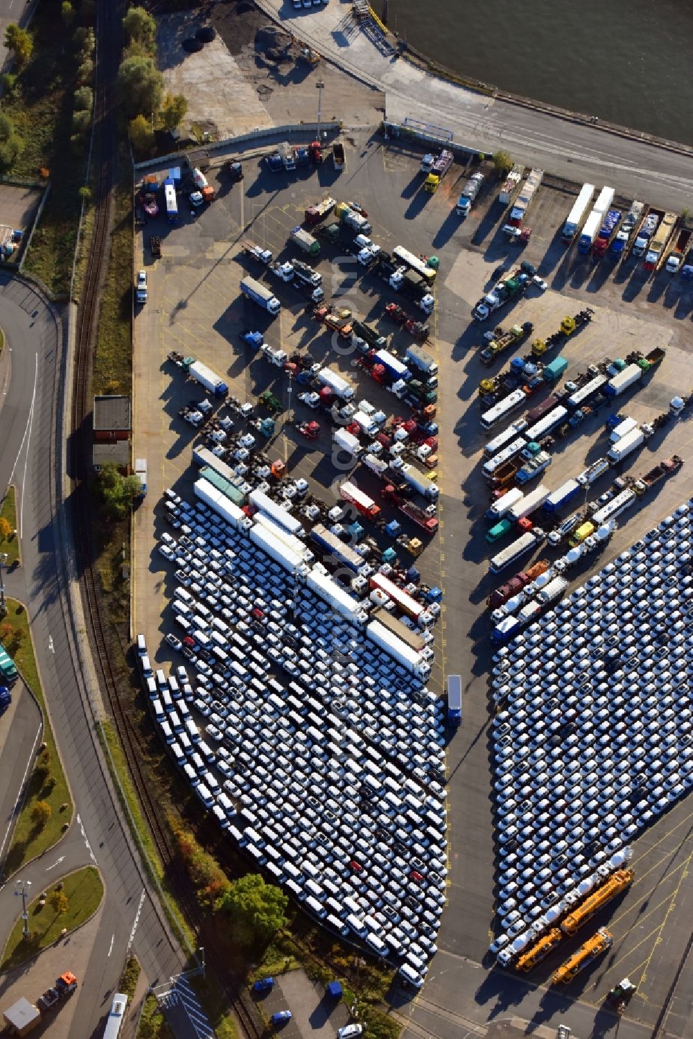 Hamburg from the bird's eye view: TRUCK storage surfaces and free surfaces camp the UNIVERSITY QUAY Lagerei and forwarding agency society mbh in Hamburg, Germany. Vehicle rows are ready on the area of small Grasbrook for the shipment. The UNIVERSITY QUAY Lagerei and forwarding agency society mbh exports new vehicles and Using passenger car and truck from Hamburg ready