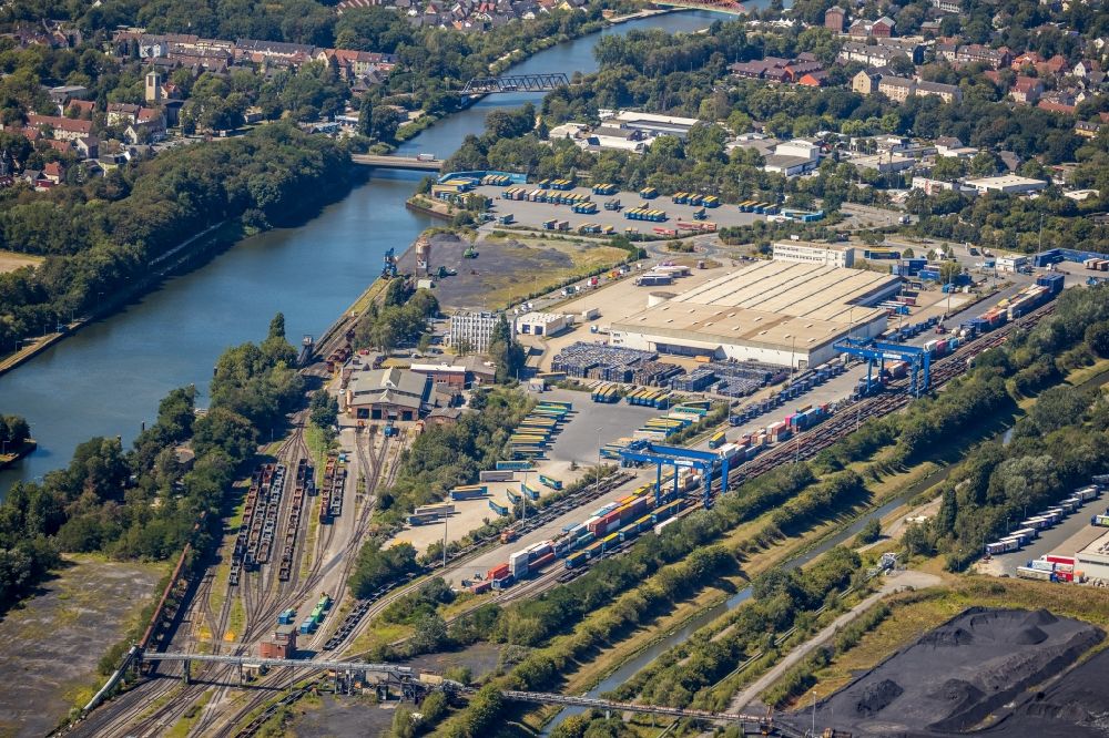 Herne from above - Lorries and Truck storage areas and free-standing storage of Mueller - Die lila Logistik GmbH & Co. KG Am Westhafen in Herne in the state North Rhine-Westphalia, Germany
