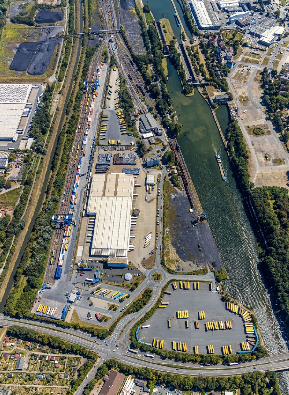 Aerial image Herne - Lorries and Truck storage areas and free-standing storage of Mueller - Die lila Logistik GmbH & Co. KG Am Westhafen in Herne in the state North Rhine-Westphalia, Germany