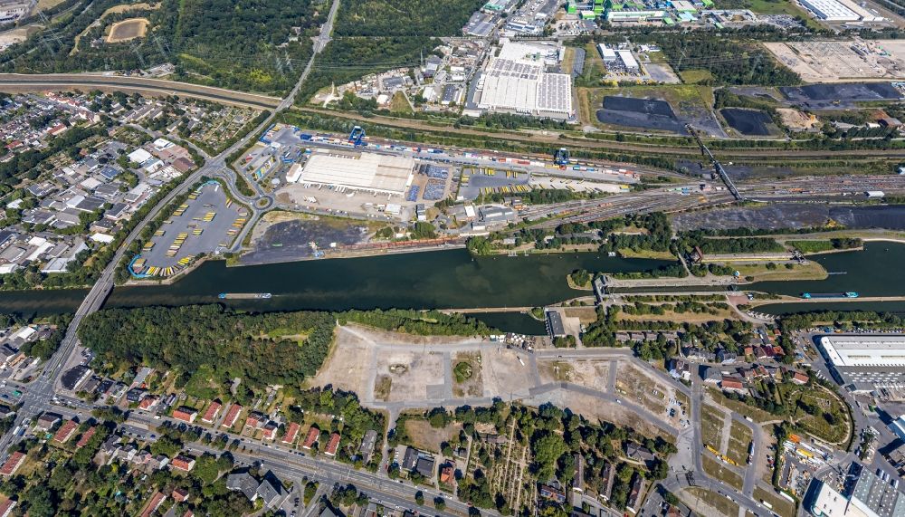 Herne from the bird's eye view: Lorries and Truck storage areas and free-standing storage of Mueller - Die lila Logistik GmbH & Co. KG Am Westhafen in Herne in the state North Rhine-Westphalia, Germany