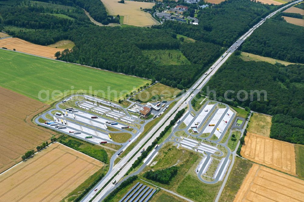 Aerial photograph Geseke - Lorries - parking spaces at the highway rest stop and parking of the BAB A 44 - Raststaette Hellweg on street Rosengartenweg in Geseke in the state North Rhine-Westphalia, Germany