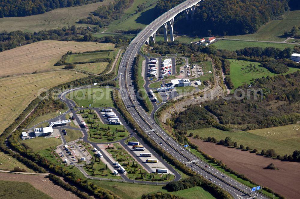 Aerial photograph Geratal - Lorries - parking spaces at the highway rest stop and parking of the BAB A 71 Raststaette Thueringer Wald in the district Geraberg in Geratal in the state Thuringia, Germany