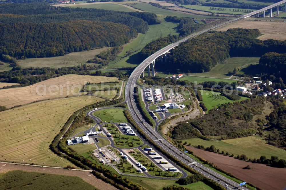 Geratal from the bird's eye view: Lorries - parking spaces at the highway rest stop and parking of the BAB A 71 Raststaette Thueringer Wald in the district Geraberg in Geratal in the state Thuringia, Germany