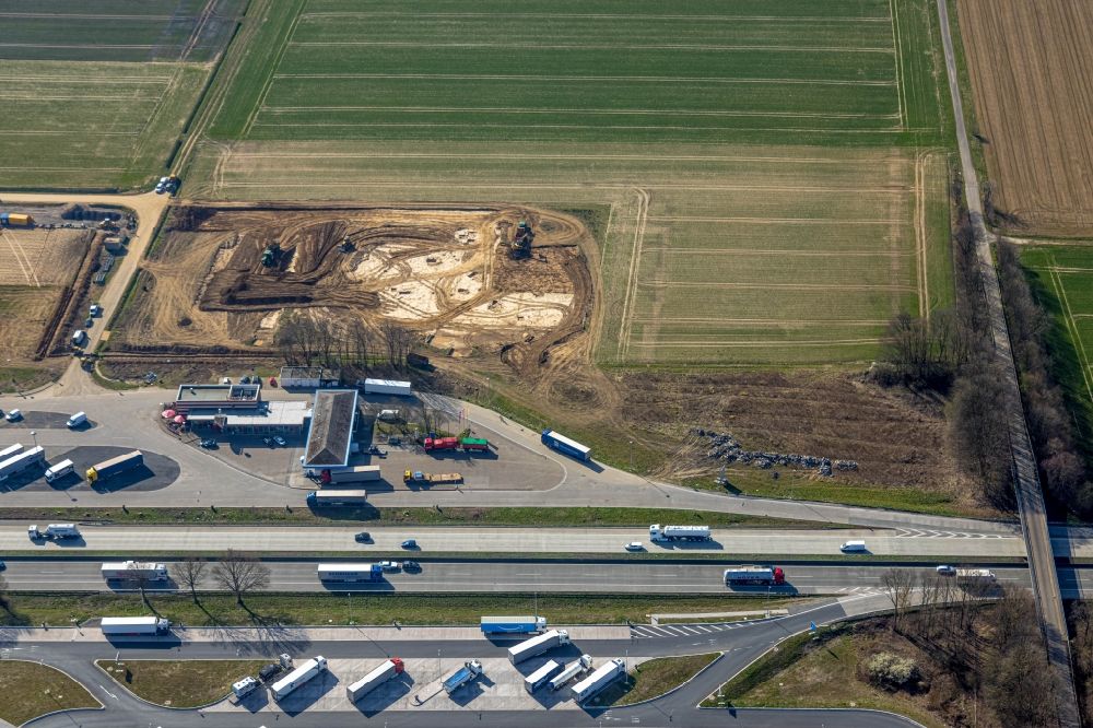 Büderich from above - Lorries - parking spaces at the highway rest stop and parking of the BAB A44 Serways Raststaette Am Haarstrang in Buederich at Ruhrgebiet in the state North Rhine-Westphalia, Germany