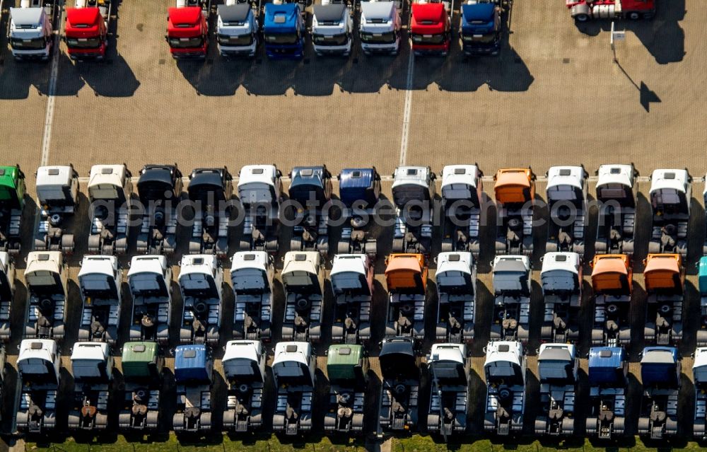 Aerial photograph Recklinghausen - Truck lorry tractor in a parking lot of TruckStore Ruhrgebiet in Recklinghausen in the state North Rhine-Westphalia, Germany