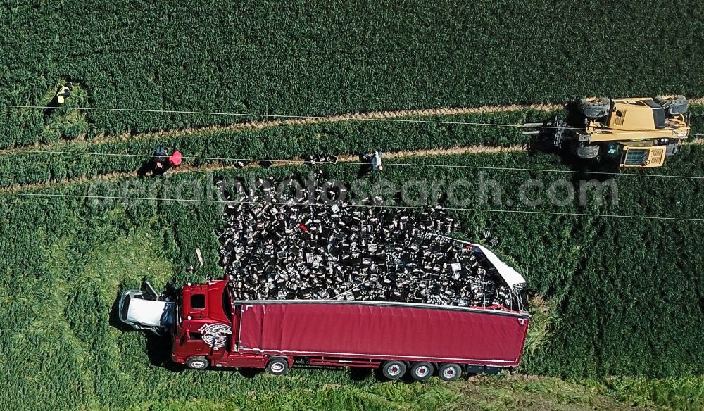 Caaschwitz from the bird's eye view: Accident damage to a lorry truck in traffic along the by collision with a car in Caaschwitz in the state Thuringia, Germany