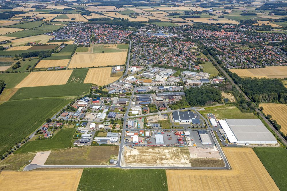 Aerial photograph Drensteinfurt - Industrial and commercial area on the edge of agricultural fields and fields in Drensteinfurt in the state North Rhine-Westphalia, Germany