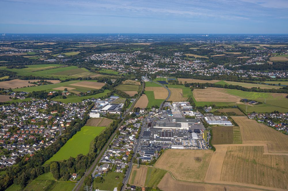 Aerial photograph Menden (Sauerland) - Industrial and commercial area on the edge of agricultural fields and fields in Menden (Sauerland) in the state North Rhine-Westphalia, Germany
