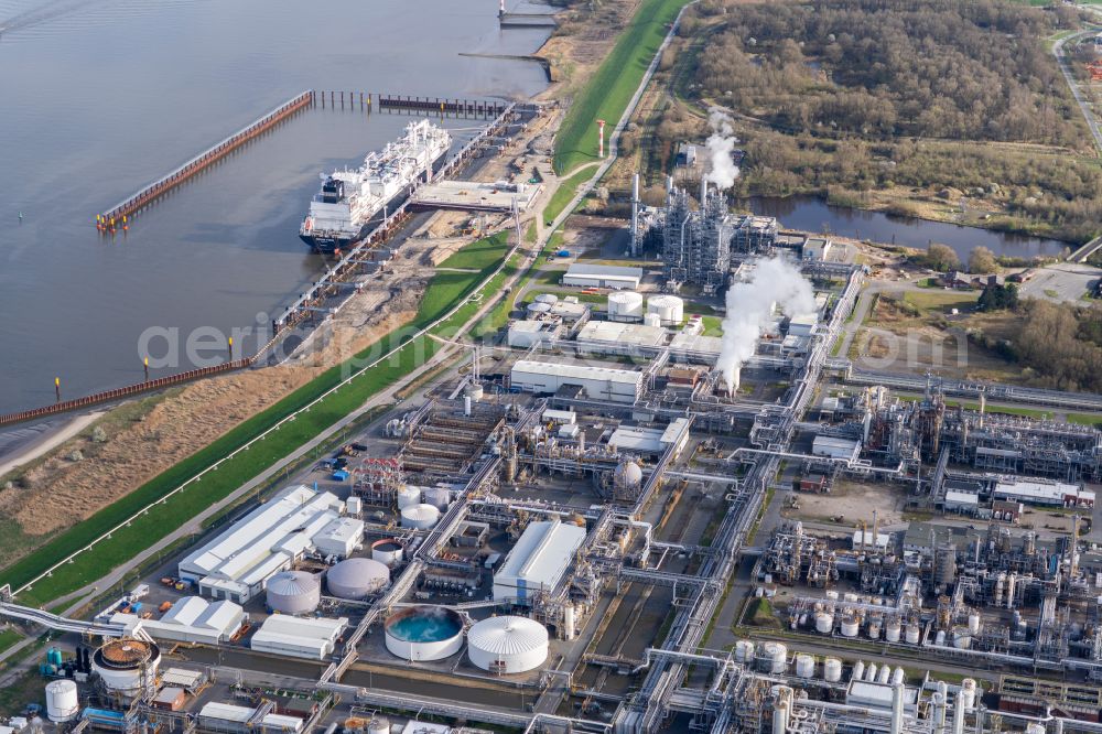 Stade from the bird's eye view: Water bridge with pipeline systems of the LNG natural gas and liquid gas terminal and unloading quay with the special ship Energos Force (formerly Transgas Force) docking on the banks of the Elbe in the district of Buetzfleth in Stade in the state Lower Saxony, Germany