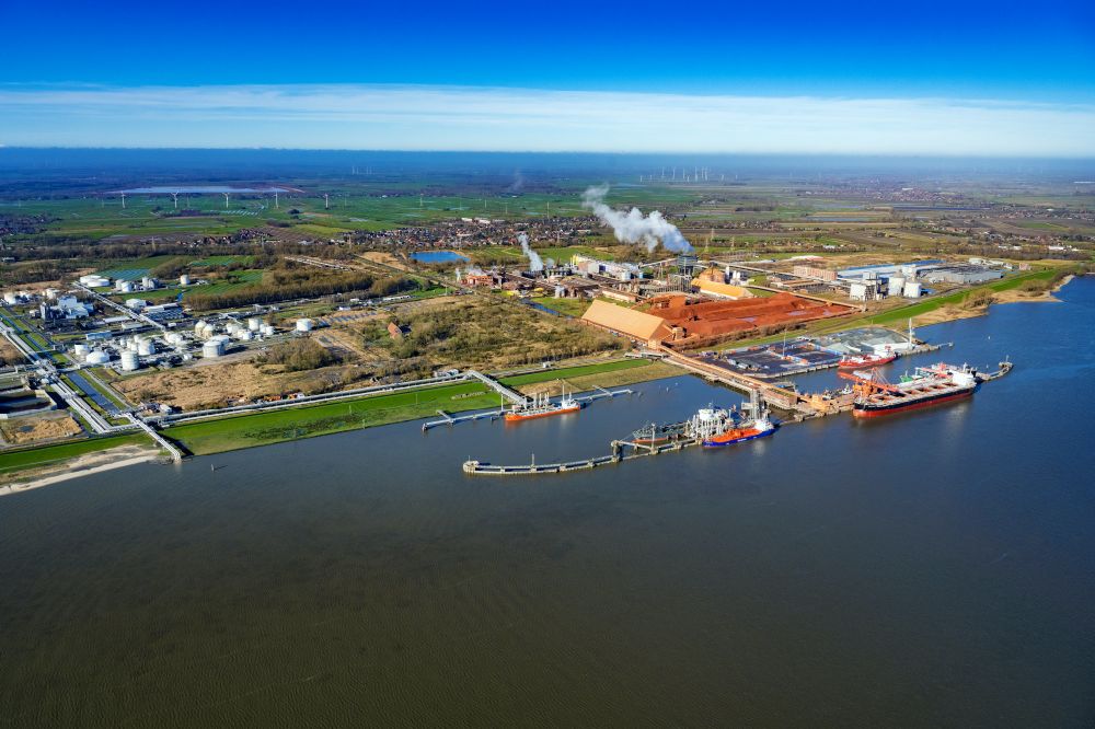 Aerial image Stade - Construction site of Water bridge with line systems of the LNG natural gas and liquid gas terminal and unloading quay and AOS Raffinerie- Werksgelaende on street Am Seehafen in the district Buetzfleth in Stade in the state Lower Saxony, Germany