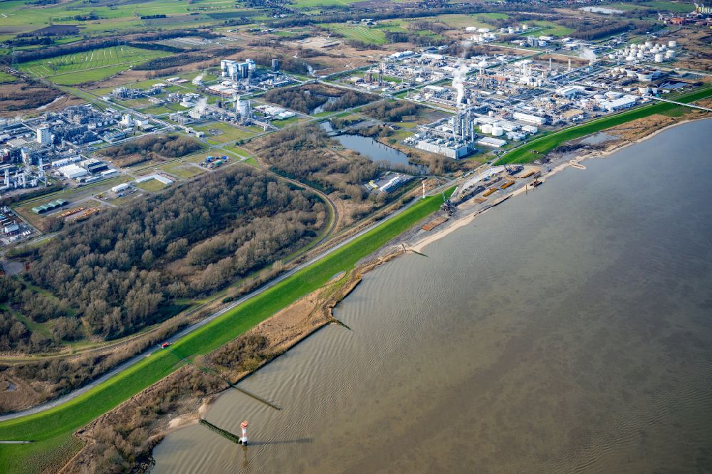 Aerial photograph Stade - Construction site of Water bridge with line systems of the LNG natural gas and liquid gas terminal and unloading quay and AOS Raffinerie- Werksgelaende on street Am Seehafen in the district Buetzfleth in Stade in the state Lower Saxony, Germany