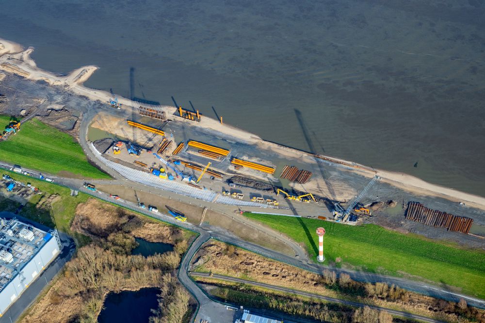 Aerial image Bremerhaven - Construction site of Water bridge with line systems of the LNG natural gas and liquid gas terminal and unloading quay and AOS Raffinerie- Werksgelaende on street Am Seehafen in the district Buetzfleth in Stade in the state Lower Saxony, Germany