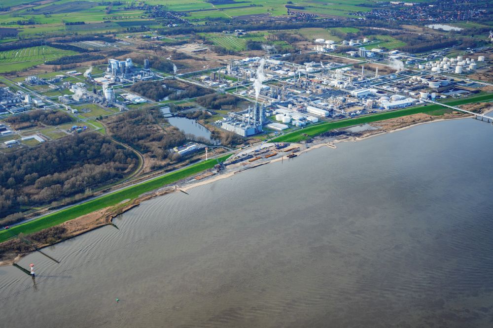 Aerial photograph Bremerhaven - Construction site of Water bridge with line systems of the LNG natural gas and liquid gas terminal and unloading quay and AOS Raffinerie- Werksgelaende on street Am Seehafen in the district Buetzfleth in Stade in the state Lower Saxony, Germany