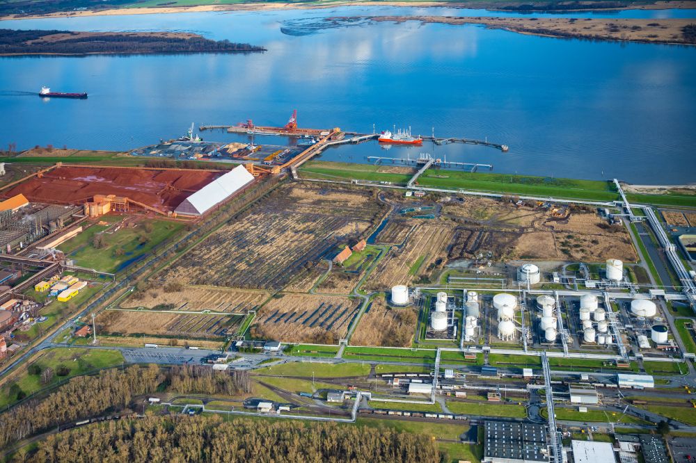 Bremerhaven from the bird's eye view: Construction site of Water bridge with line systems of the LNG natural gas and liquid gas terminal and unloading quay and AOS Raffinerie- Werksgelaende on street Am Seehafen in the district Buetzfleth in Stade in the state Lower Saxony, Germany