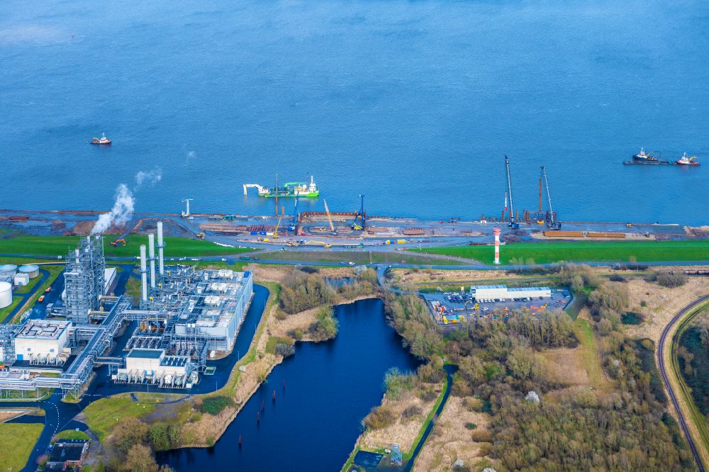Stade from the bird's eye view: Construction site of Water bridge with line systems of the LNG natural gas and liquid gas terminal and unloading quay and AOS Raffinerie- Werksgelaende on street Am Seehafen in the district Buetzfleth in Stade in the state Lower Saxony, Germany
