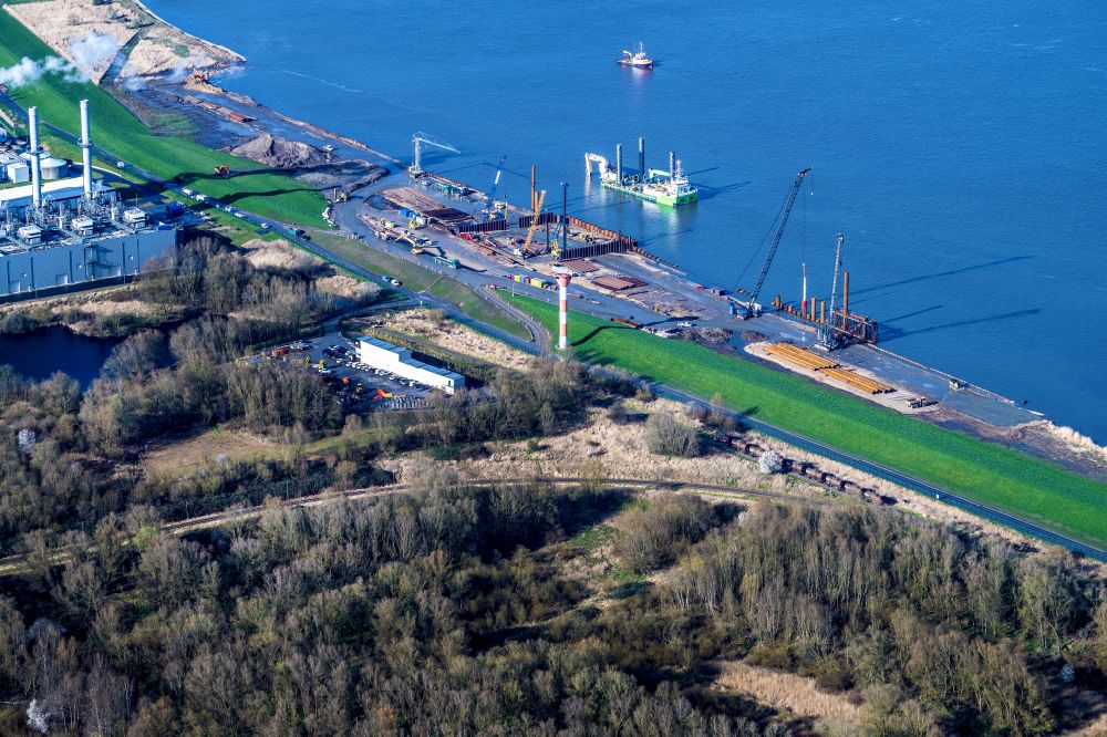 Aerial image Stade - Construction site of Water bridge with line systems of the LNG natural gas and liquid gas terminal and unloading quay and AOS Raffinerie- Werksgelaende on street Am Seehafen in the district Buetzfleth in Stade in the state Lower Saxony, Germany