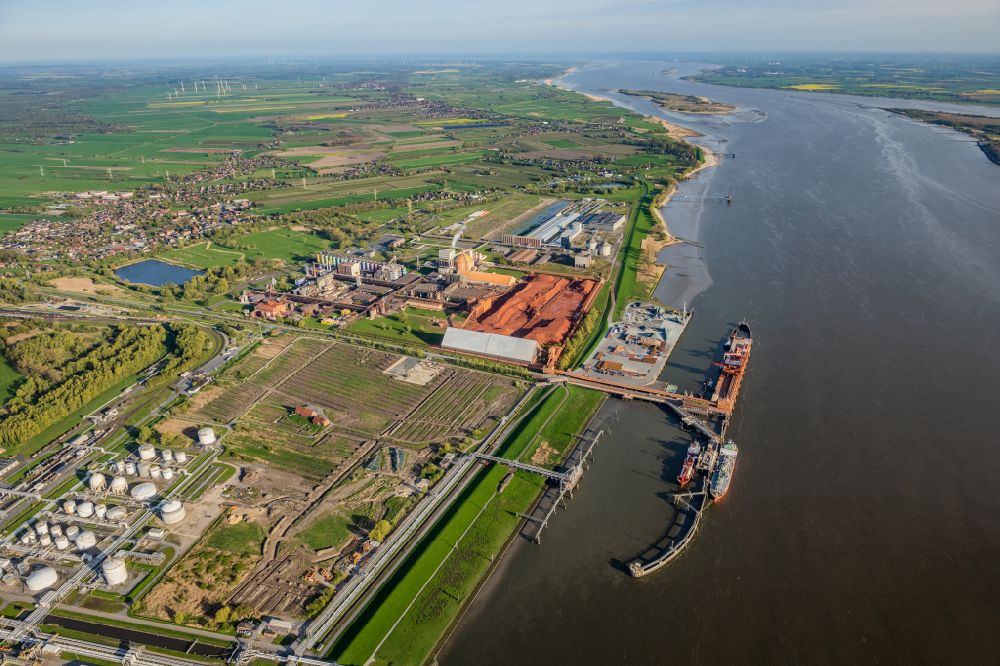 Stade from the bird's eye view: Construction site of Water bridge with line systems of the LNG natural gas and liquid gas terminal and unloading quay and AOS Raffinerie- Werksgelaende on street Am Seehafen in the district Buetzfleth in Stade in the state Lower Saxony, Germany