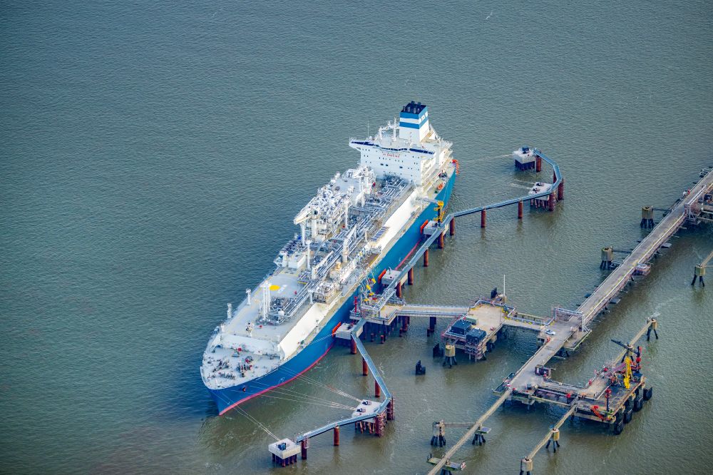 Hooksiel from above - Water bridge with line systems of the LNG natural gas and liquid gas terminal and unloading dock when unloading the Hoeegh Esperanza an LNG storage and evaporation ship in Hooksiel in the state Lower Saxony, Germany