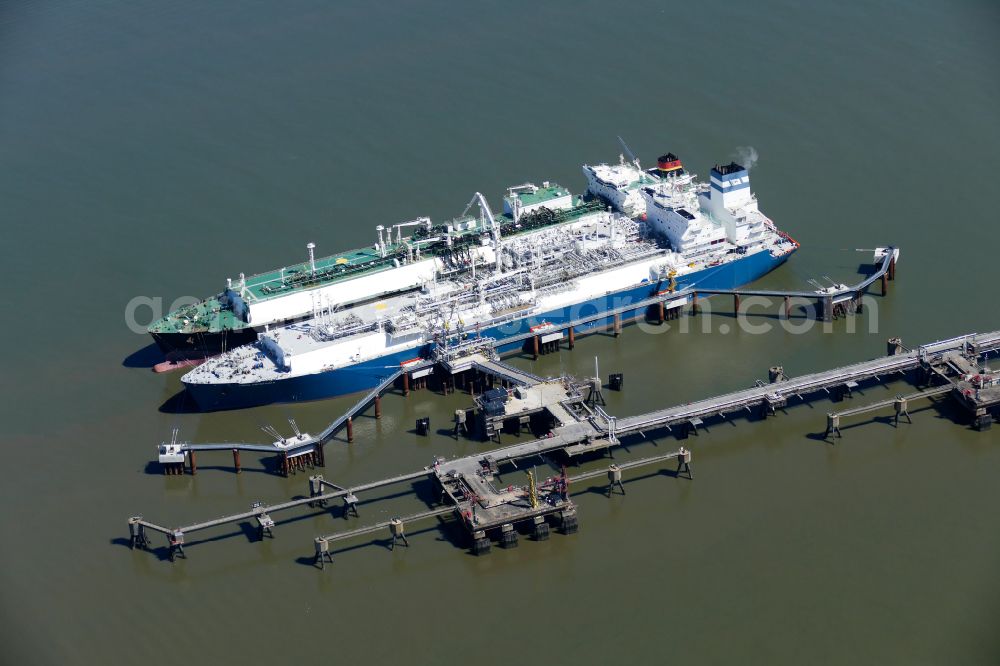 Aerial image Hooksiel - Water bridge with line systems of the LNG natural gas and liquid gas terminal and unloading dock when unloading the Hoeegh Esperanza an LNG storage and evaporation ship in Hooksiel in the state Lower Saxony, Germany