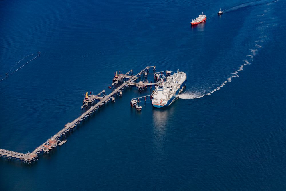 Wangerland from above - Water bridge with line systems of the LNG natural gas and liquid gas terminal and unloading dock when unloading the Hoeegh Esperanza an LNG storage and evaporation ship in Hooksiel in the state Lower Saxony, Germany