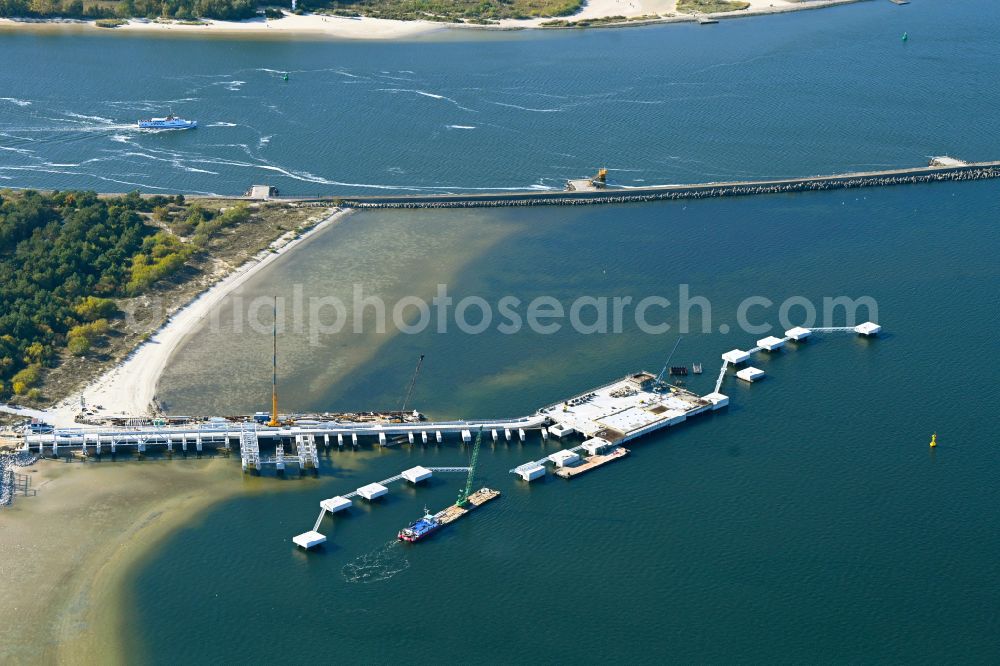 Aerial image Swinemünde - Water bridge with pipeline systems of the LNG natural gas and liquid gas terminal and unloading quay on the Baltic Sea coast in A?winoujA?cie in West Pomeranian Voivodeship, Poland. The LNG terminal President Lech Kaczynski Swinoujscie is an import terminal for liquefied natural gas at the Polish Baltic Sea port