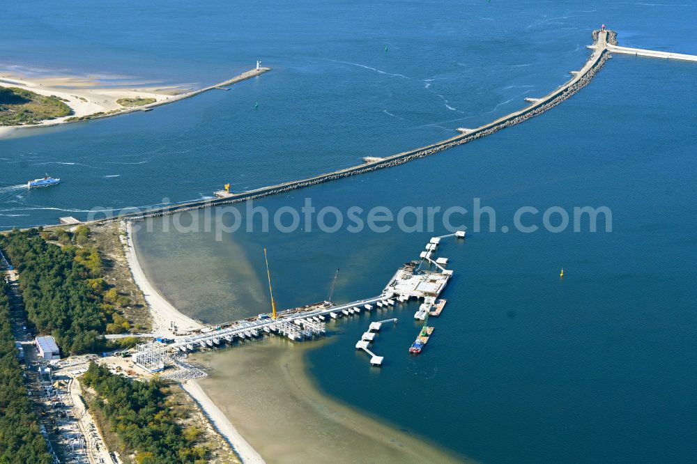 Swinemünde from the bird's eye view: Water bridge with pipeline systems of the LNG natural gas and liquid gas terminal and unloading quay on the Baltic Sea coast in A?winoujA?cie in West Pomeranian Voivodeship, Poland. The LNG terminal President Lech Kaczynski Swinoujscie is an import terminal for liquefied natural gas at the Polish Baltic Sea port