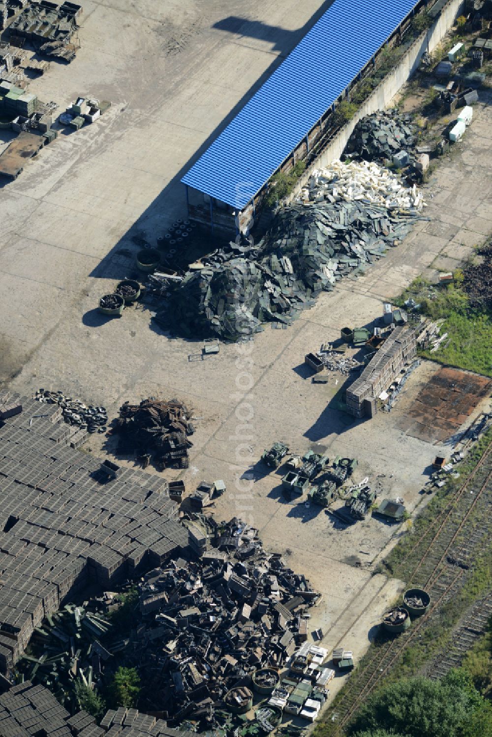Rockensußra from the bird's eye view: Logistics yard of the scrap - recycling sorting plant for tank scrapping on street Industriegebiet in Rockensussra in the state Thuringia, Germany