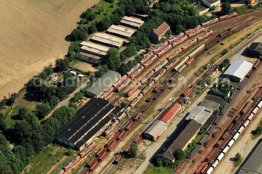 Aerial image Saalfeld/Saale - On the grounds of Saalfeld railway station in the state of Thuringia are several engine shed, where in former times locomotives were maintained. On the road Hinterm Bahnhof there are various diesel locomotives of the series 232. These specially made for freight trains and strong motor were popularly known also Taigatrommel