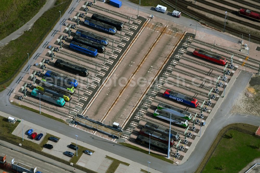 Aerial photograph Hamburg - Locomotive service station and depot with sliding platform system and lock parking spaces of ajax Loktechnik GmbH in the district Altenwerder in Hamburg, Germany