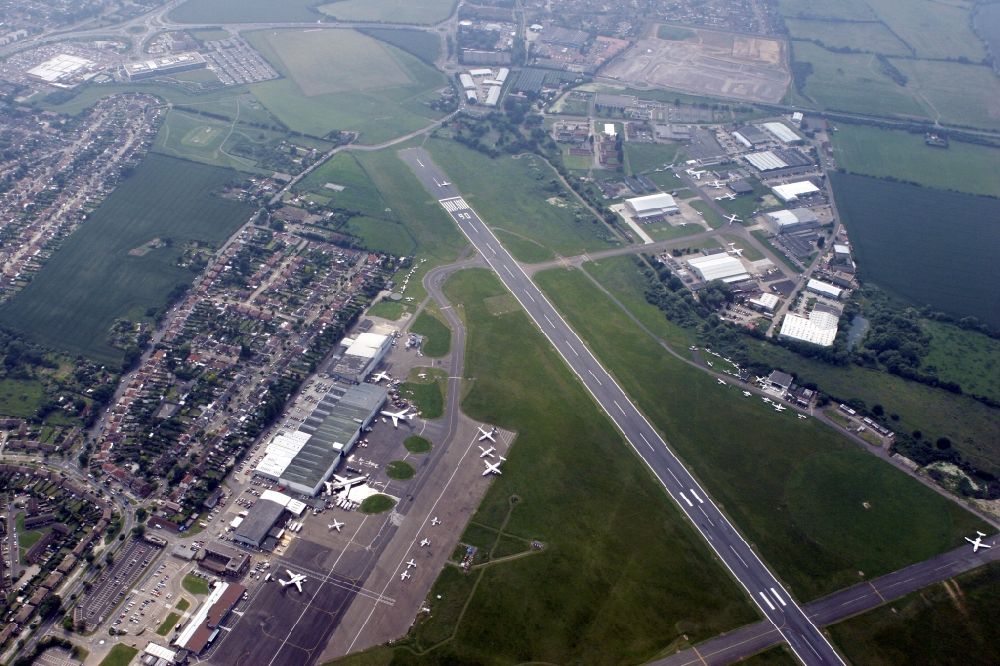 Southend on Sea from the bird's eye view: London Southend Airport (IATA: SEN, ICAO: EGMC) is a British commercial airport in Southend-on-Sea, about 60km east of London. London Southend Airport emerged from the military airfield Rochford and today offers maintenance and repair services of aircraft, pilot training, corporate and leisure flights as well as on Saturdays in the summer of scheduled flights to Jersey. In April 2012, the budget airline easyJet has opened a new base here