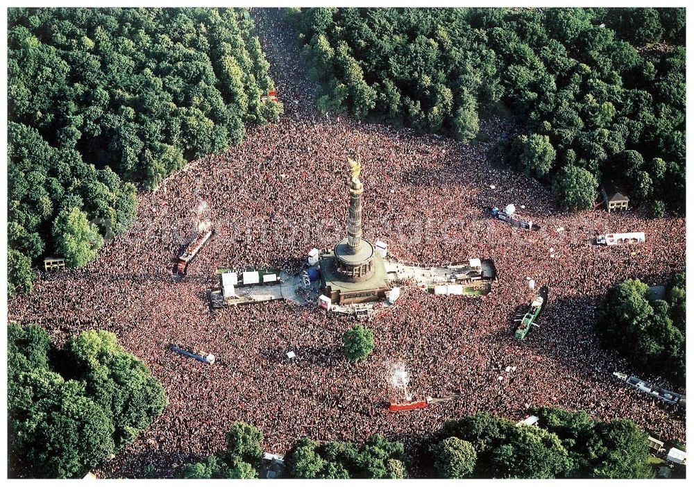 Aerial photograph Berlin - Tiergarten - Love - Parade 2001 an der Siegessäule in Berlin Mitte / Tiergarten.21.07.2001