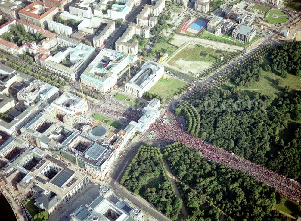 Aerial image Berlin - Tiergarten - Love - Parade 2001 am Brandenburger Tor in Berlin Mitte / Tiergarten.