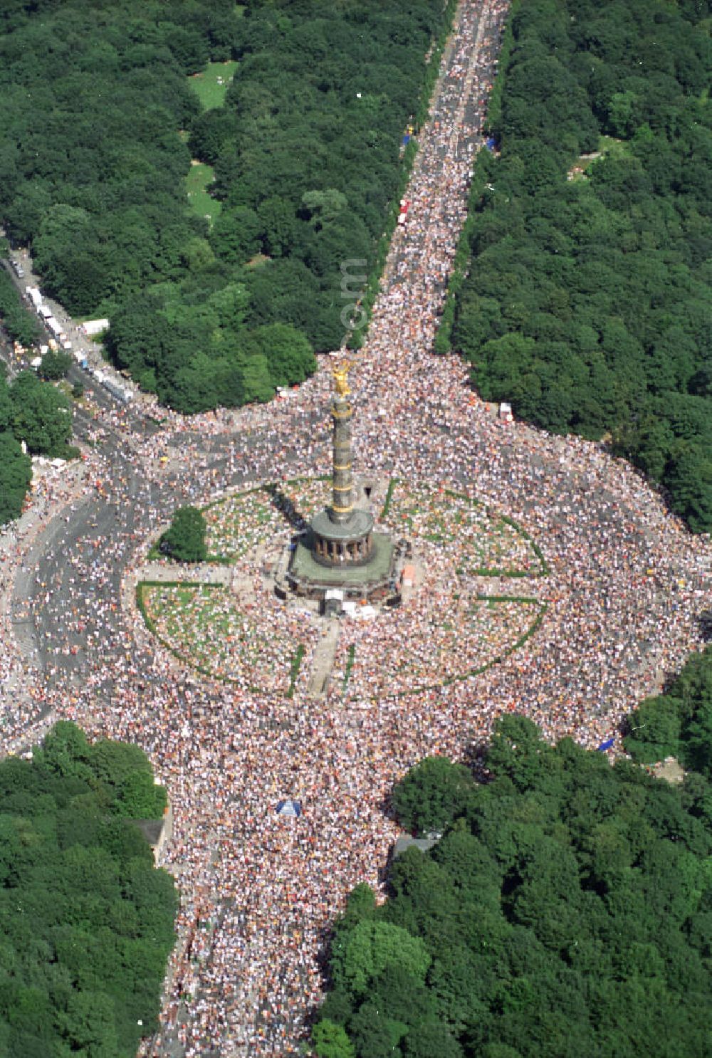 Aerial photograph Berlin - Tiergarten - LOVE-PARADE 1997 im Tiergarten.
